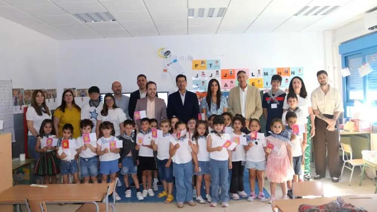 El vicepresidente segundo del Gobierno de Castilla-La Mancha, Jos&eacute; Manuel Caballero, visita las actuaciones de climatizaci&oacute;n del colegio 'Carrasco Alcalde' de Herencia (Ciudad Real).