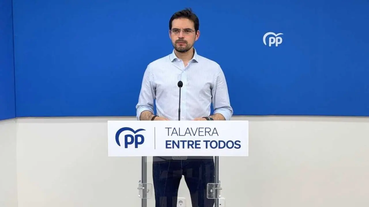 El vicesecretario de Comunicaci&oacute;n del PP de Castilla-La Mancha, Santiago Serrano, durante la rueda de prensa que ha ofrecido este s&aacute;bado en Talavera de la Reina (Toledo)