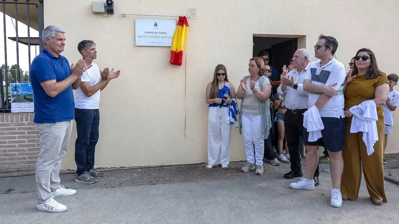 Los exfutbolistas Roberto Fresnedoso (i) y Roberto Soloz&aacute;bal (2i) participan en el homenaje a Mateo, el menor de 11 a&ntilde;os apu&ntilde;alado mortalmente en 2024 cuando jugaba al f&uacute;tbol con unos amigos, y va a poner su nombre al campo de f&uacute;tbol municipal, que se llamar&aacute; 'Mateo G&oacute;mez S&aacute;nchez' - EFE/&Aacute;ngeles Visd&oacute;mine