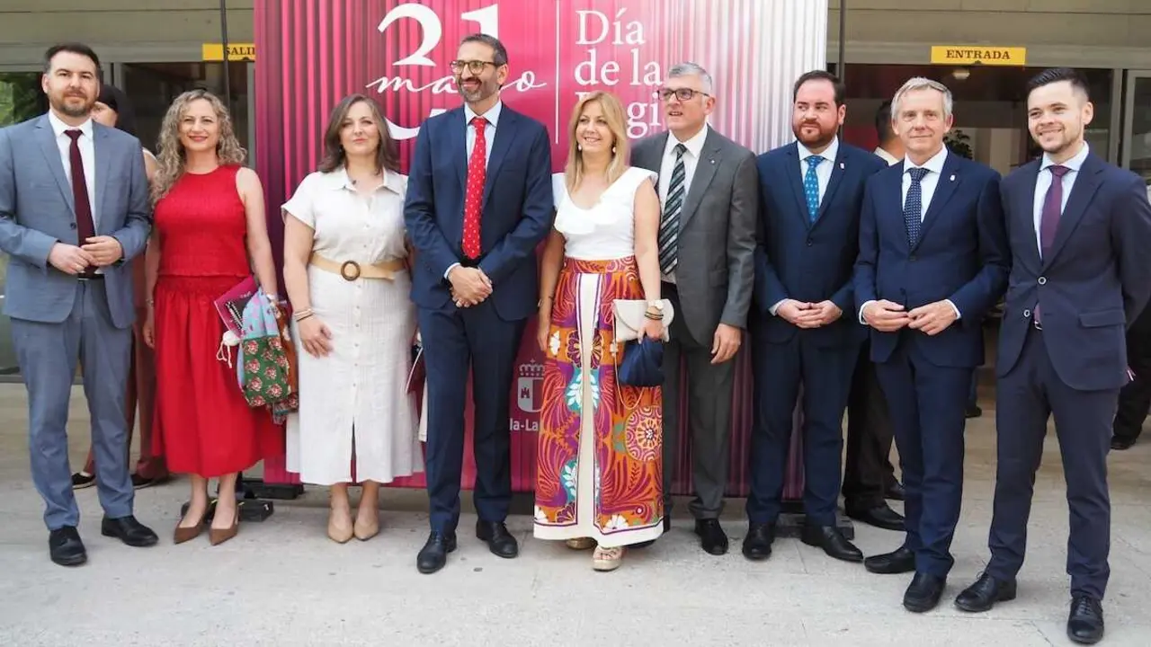 El secretario de Organizaci&oacute;n del PSOE de Castilla-La Mancha, Sergio Guti&eacute;rrez, junto a diputados regionales en el acto institucional del D&iacute;a de la Regi&oacute;n celebrado en Cuenca.