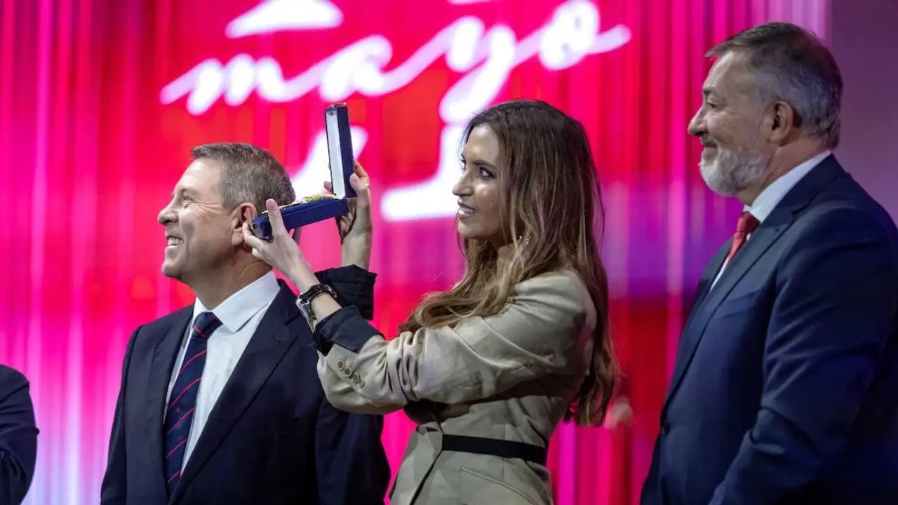 La peridista Sara Carbonero recibe la Medalla de Oro de Castilla-La Mancha en el acto institucional del D&iacute;a de la Regi&oacute;n, celebrado el 31 de mayo de 2026 en Cuenca.