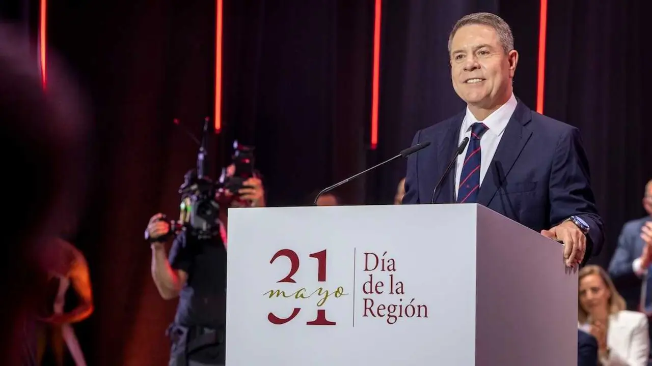 El presidente regional, Emiliano Garc&iacute;a-Page, preside el acto institucional del D&iacute;a de Castilla-La Mancha que se celebra en el Teatro Auditorio &lsquo;Jos&eacute; Luis Perales&rsquo; de Cuenca.