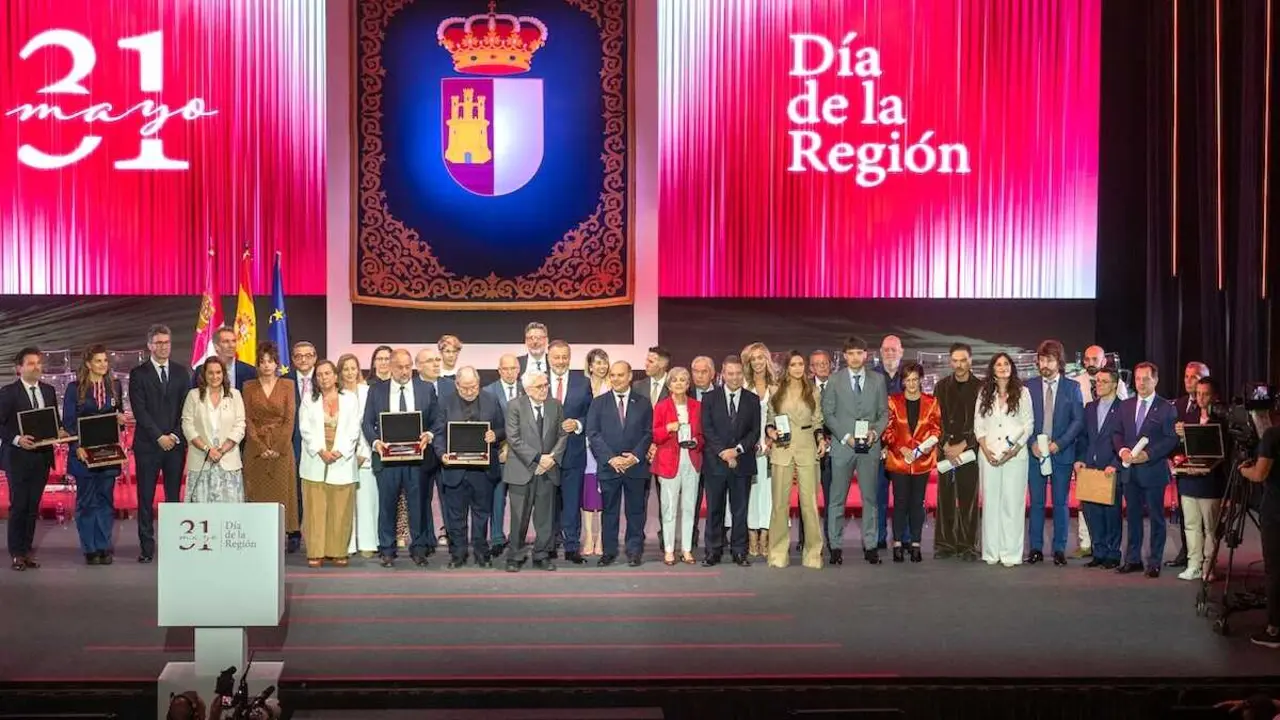 Imagen de familia de todos los reconocidos en el D&iacute;a de Castilla-La Mancha durante el acto institucional que este a&ntilde;o 2026 ha acogido el Teatro Auditorio 'Jos&eacute; Luis Perales' de la ciudad de Cuenca -&nbsp;EFE/&Aacute;lvaro Del Olmo