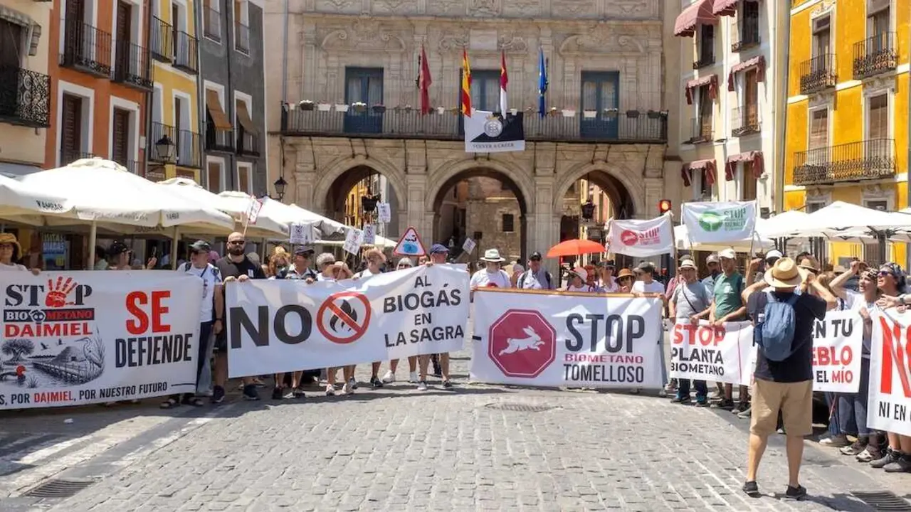 Manifestaci&oacute;n en contra de la instalaci&oacute;n de macroproyectos de plantas de biog&aacute;s y biometano en municipios de la regi&oacute;n, desde el barrio del Castillo a la Plaza Mayor en Cuenca, este domingo - EFE/&Aacute;lvaro Del Olmo