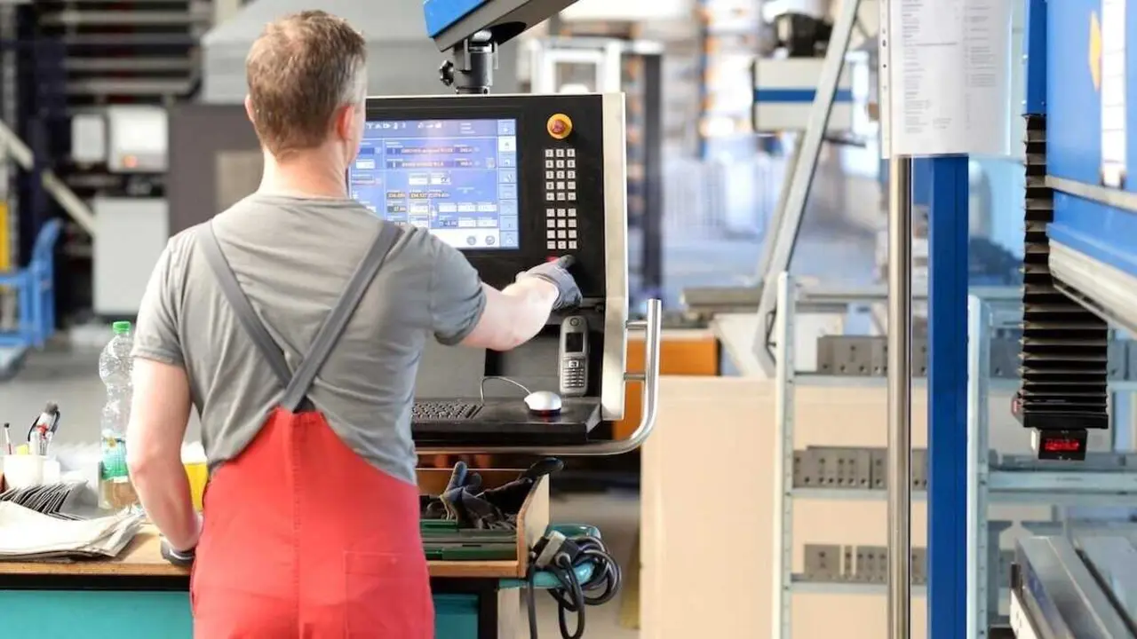 Las ventas de la industria manufacturera en Castilla-La Mancha llegaron a 30.525 millones en 2024, trabajador, industrial, PIB, f&aacute;brica,&nbsp;