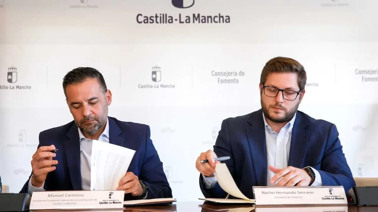 El consejero de Fomento, Nacho Hernando, formaliza el otorgamiento de una parcela a favor de la Fundaci&oacute;n Laboral de la Construcci&oacute;n de Castilla-La Mancha.