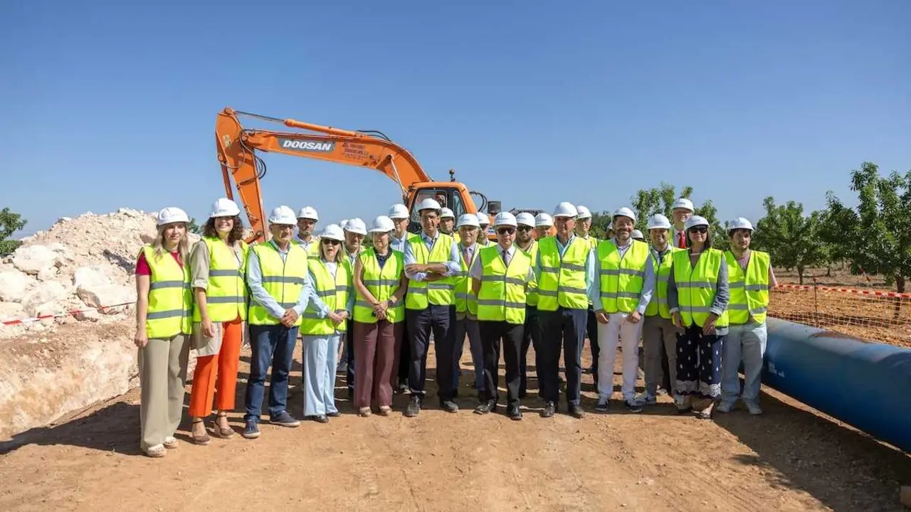 El presidente de Castilla-La Mancha, Emiliano Garc&iacute;a-Page, visita en Daimiel (Ciudad Real), las obras de la Tuber&iacute;a Manchega.
