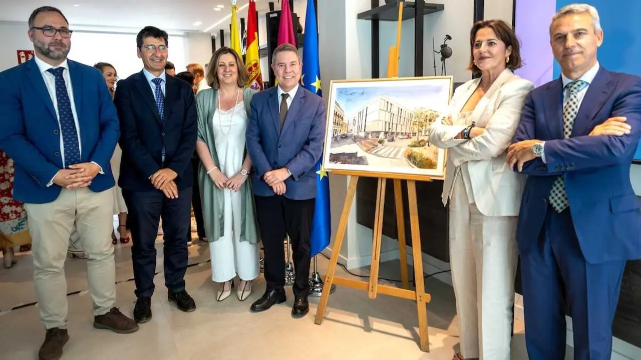 El presidente de Castilla-La Mancha, Emiliano Garc&iacute;a-Page, inaugura, en Tomelloso (Ciudad Real), el &acute;Hotel Ogar&acute;.