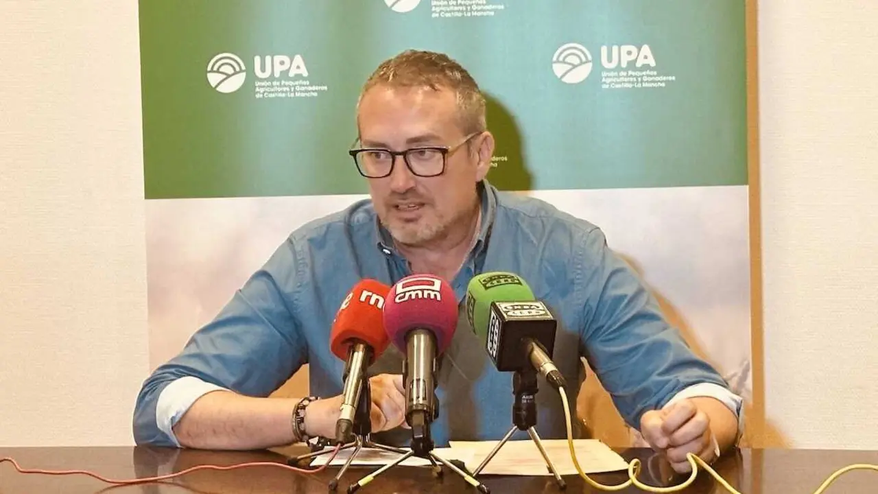 El secretario de Agricultura de UPA Castilla-La Mancha, Alejandro Garc&iacute;a-Gasco Alcalde, durante la rueda de prensa que ha ofrecido.