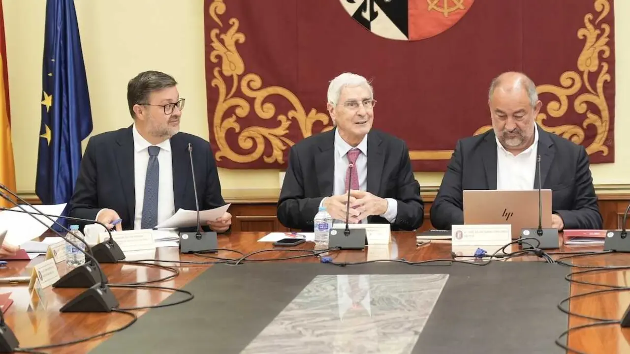 El consejero de Educaci&oacute;n, Cultura y Deportes, Amador Pastor (izq), ha participado en la reuni&oacute;n del Consejo Social de la Universidad de Castilla-La Mancha (UCLM).