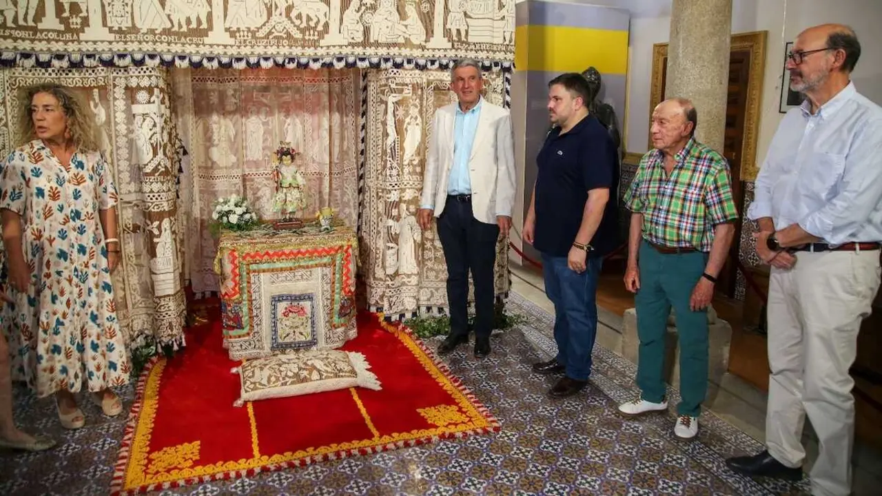 El delegado del Gobierno en Castilla-La Mancha, Jos&eacute; Pablo Sabrido, durante la presentaci&oacute;n del Patio de la Delegaci&oacute;n, decorado con bordado lagarterano.