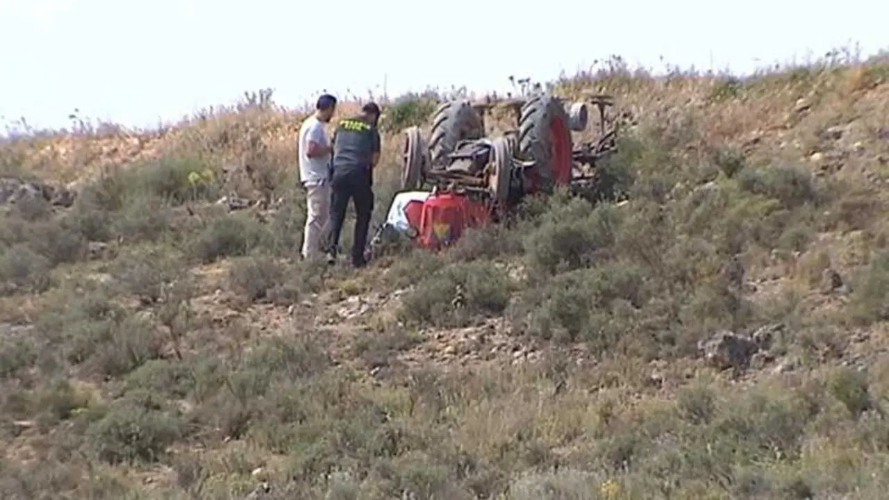 Muere un agricultor atrapado bajo su tractor en Mota del Cuervo (Cuenca) - Fotograf&iacute;a: CMM