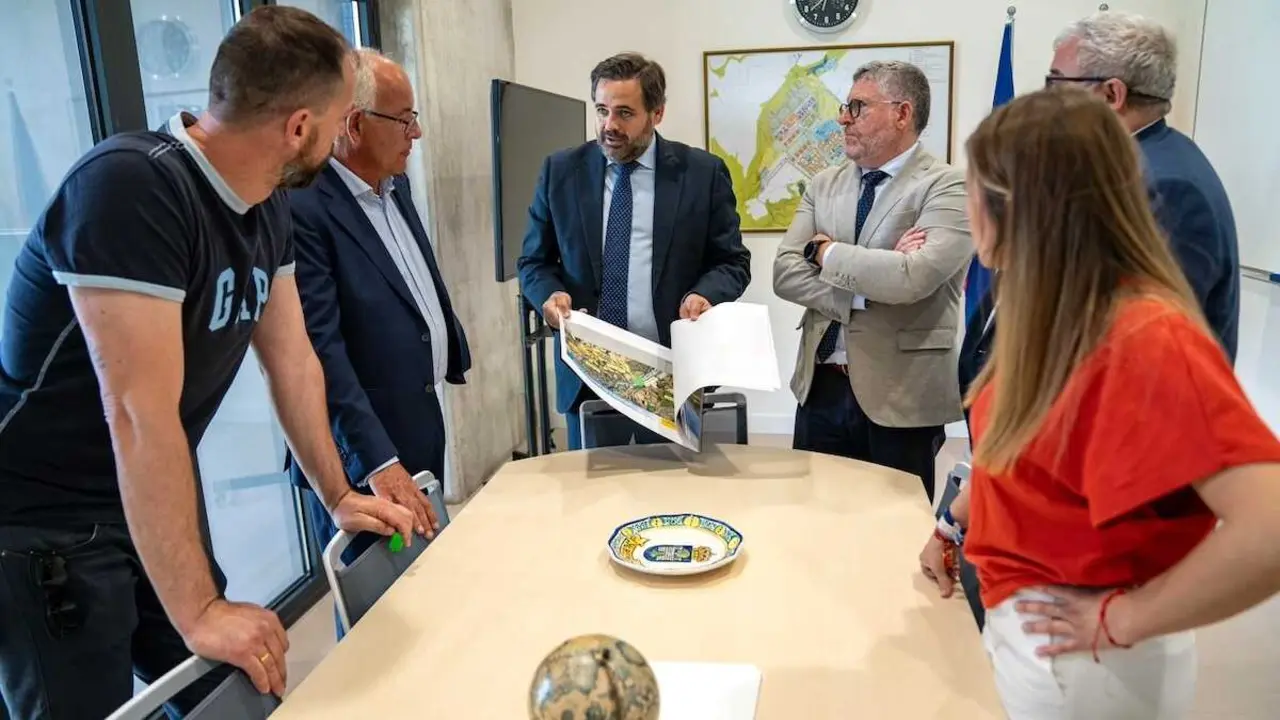 El presidente del PP de Castilla-La Mancha, Paco N&uacute;&ntilde;ez, durante la visita que ha realizado al municipio de Yebes (Guadalajara)