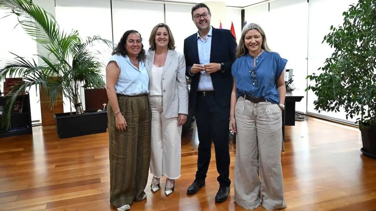 La consejera de Econom&iacute;a, Empresas y Empleo, Patricia Franco, y el consejero de Educaci&oacute;n, Cultura y Deportes, Amador Pastor, se reunieron este martes con la CEO de Hydnum Steel, Eva Maneiro, y la directora de Talento de la compa&ntilde;&iacute;a, Patricia V&aacute;zquez.