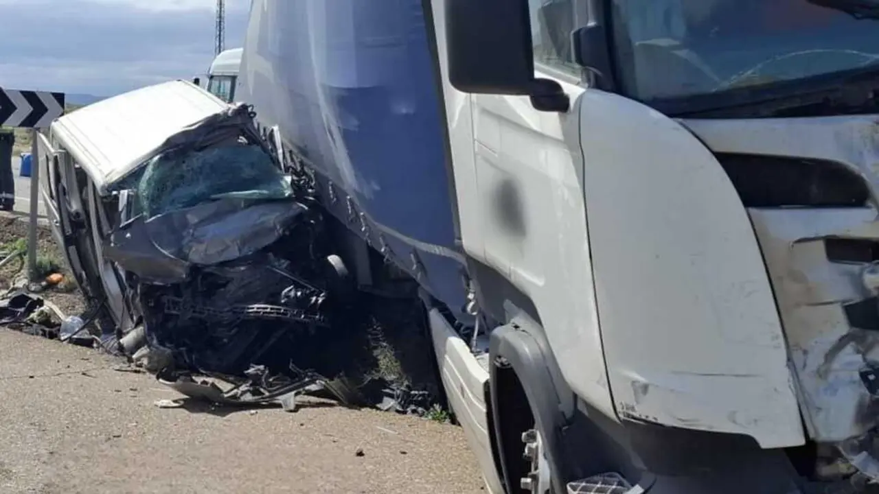 En la imagen la furgoneta y el cami&oacute;n implicados en el accidente de tr&aacute;fico
