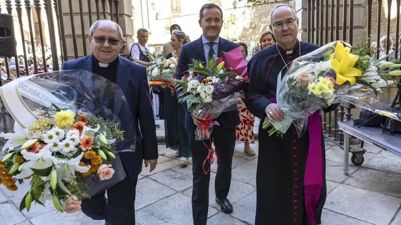 El alcalde de Toledo, Carlos Vel&aacute;zquez, y el arzobispo de Toledo, Francisco Cerro Chaves (d), asisten a la ofrenda floral de centros educativos de Toledo con motivo de la festividad del Corpus Christi - EFE/&Aacute;ngeles Visd&oacute;mine
