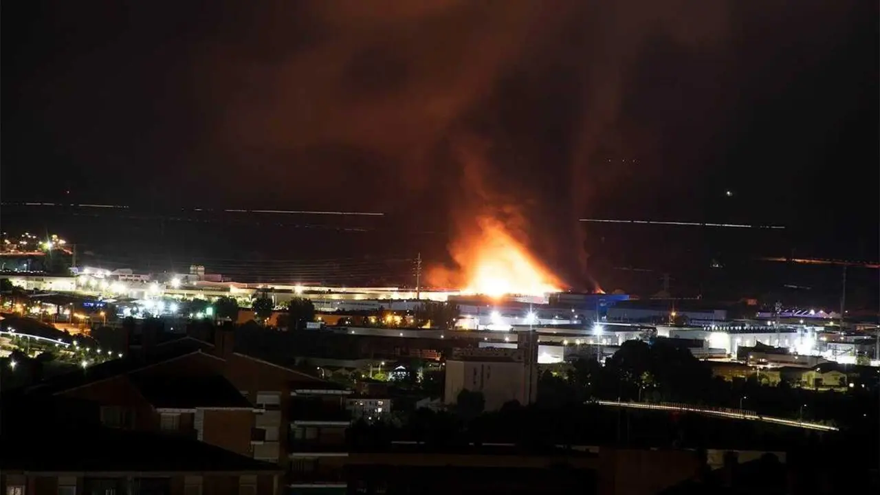 Un incendio en Marchamalo (Guadalajara) calcina una nave y moviliza a bomberos