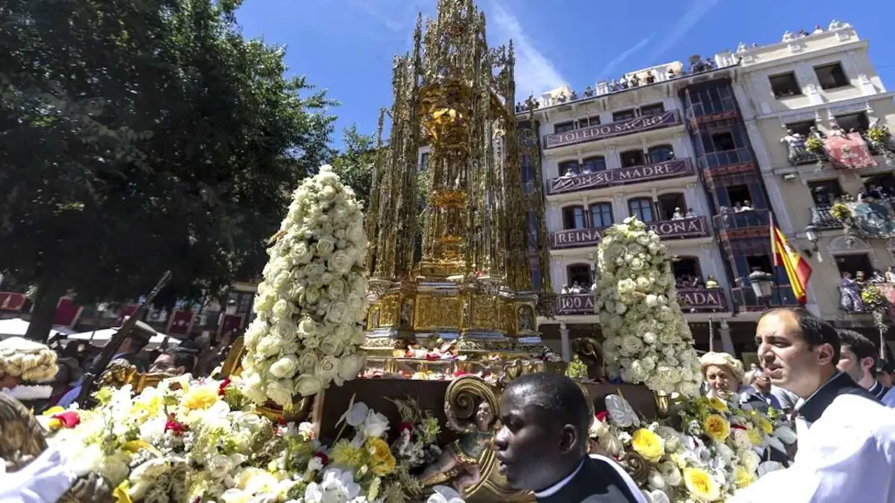 La Custodia de Arfe, labrada en plata y oro por Enrique de Arfe en el siglo XVI, a su paso por la plaza de Zocodover durante la procesi&oacute;n del Corpus Christi de Toledo 2026, con los balcones abarrotados de p&uacute;blico - EFE/Ismael Herrero