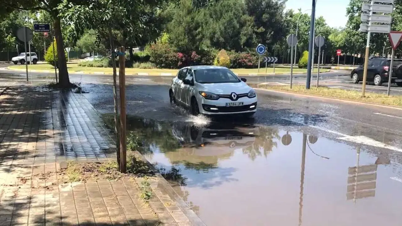 Aver&iacute;a de agua en la calle Retama de Ciudad Real - Fotograf&iacute;a: Lanza
