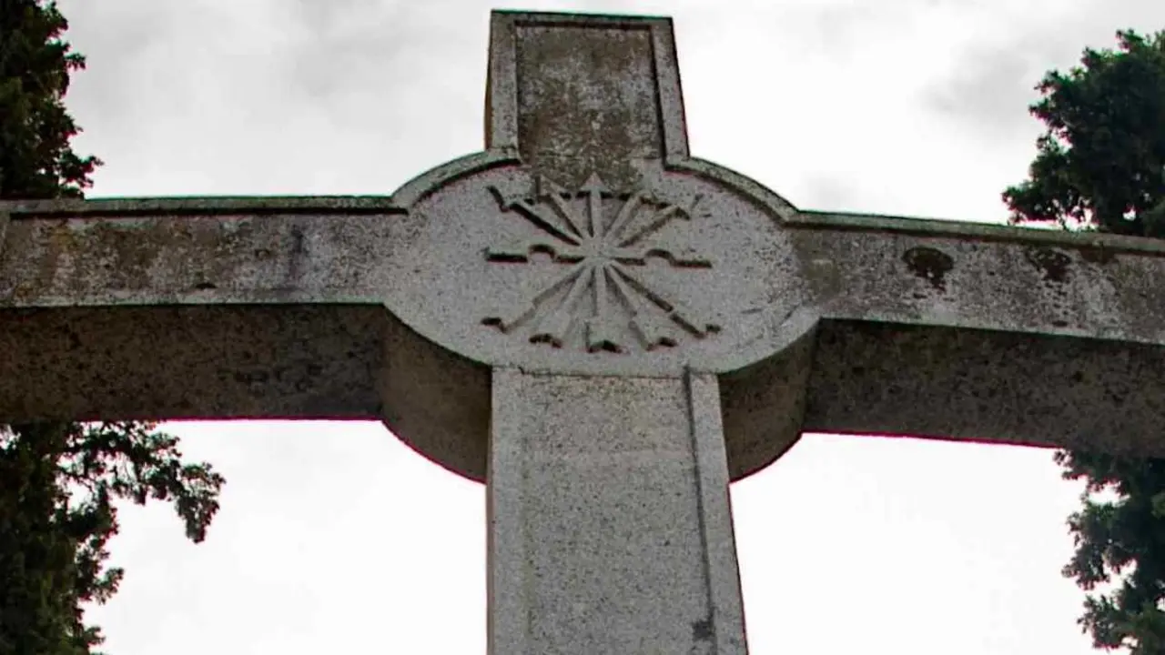 Cruz de los Ca&iacute;dos situada frente a la ermita de Nuestra Se&ntilde;ora de la Soledad