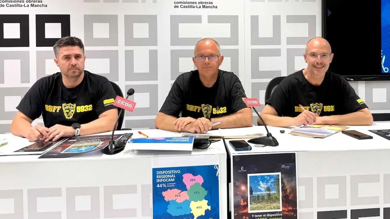 Los representantes de CCOO en la empresa p&uacute;blica Geacam durante la rueda de prensa que han ofrecido este viernes en Toledo
