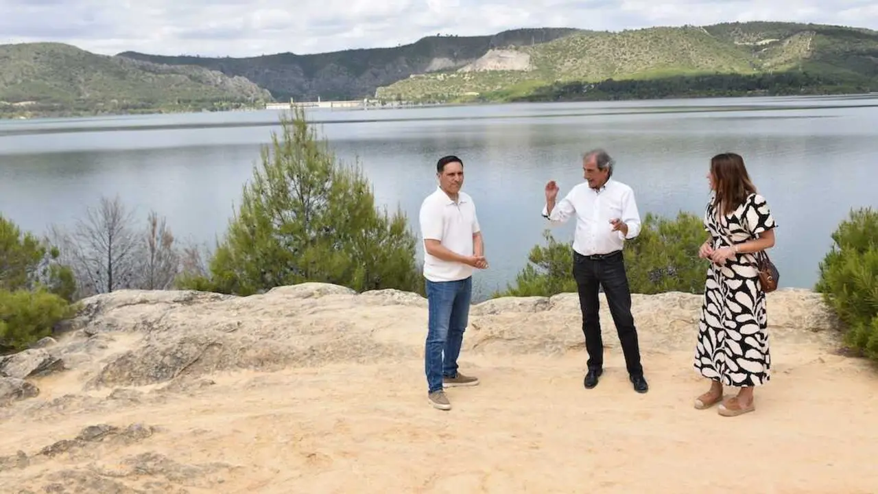 El presidente de la Diputaci&oacute;n de Cuenca, &Aacute;lvaro Mart&iacute;nez Chana, en su visita a Buend&iacute;a