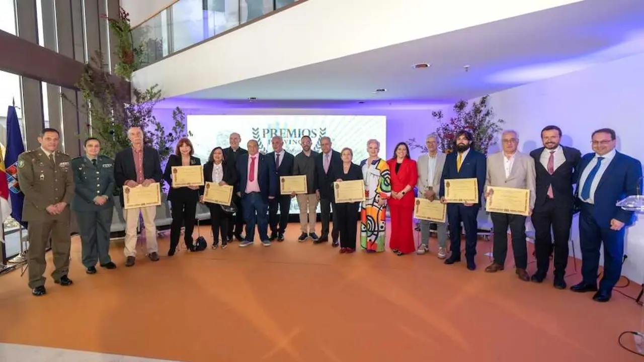 Foto de familia de premiados y autoridades en los Premios Provincia de Guadalajara 2025