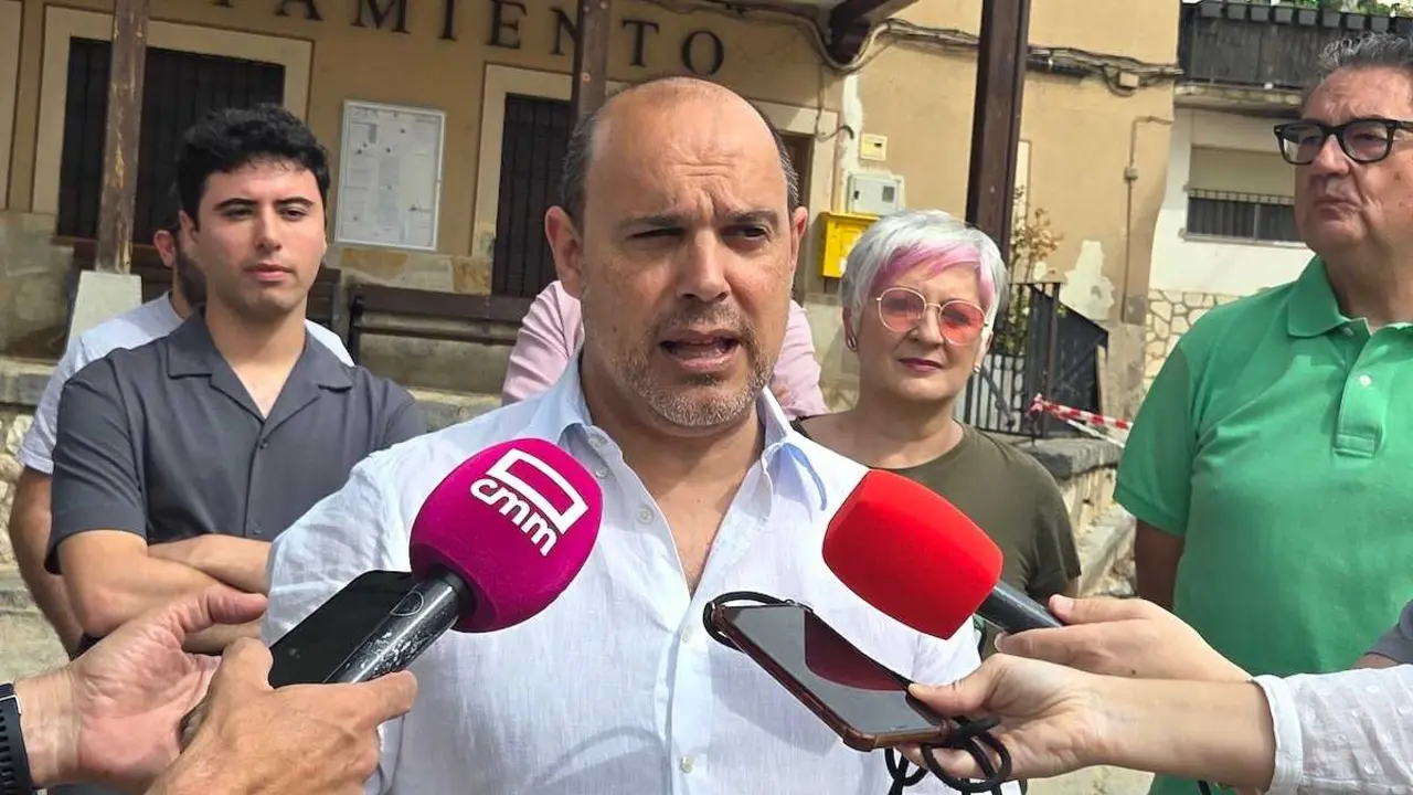 El secretario general del PSOE de Guadalajara y presidente de las Cortes, Pablo Bellido, atendiendo a los medios este s&aacute;bado