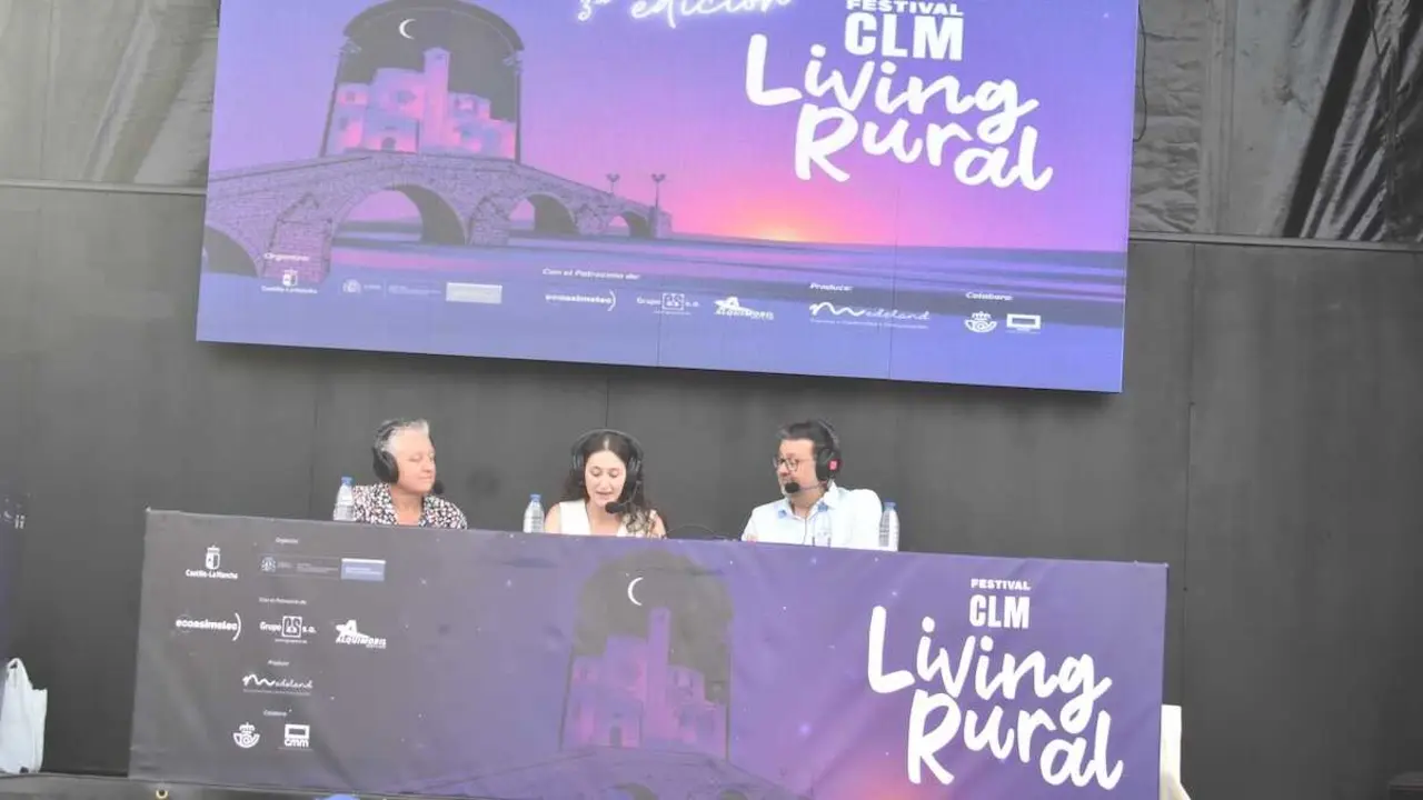 El consejero de Educaci&oacute;n, Cultura y Deportes, Amador Pastor, durante su asistencia a la actividad &lsquo;Living rural&rsquo; que este s&aacute;bado recal&oacute; en la localidad conquense de Villarta