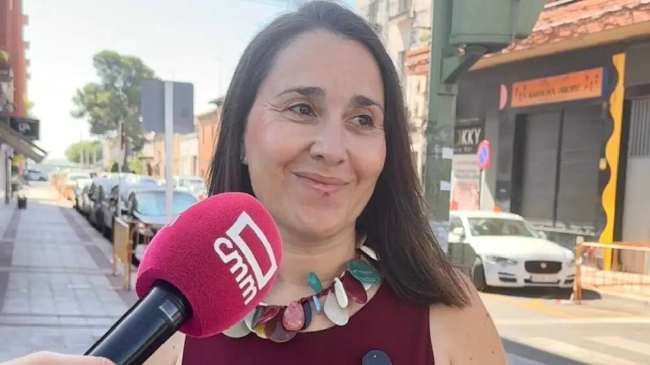 La portavoz del PP de Castilla-La Mancha, Alejandra Hern&aacute;ndez, atendiendo a los medios este domingo en Illescas (Toledo)