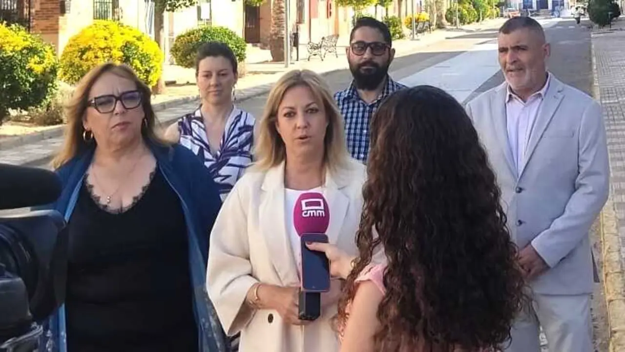 La portavoz del PSOE en las Cortes de Castilla-La Mancha, Ana Isabel Abeng&oacute;zar, atendiendo a los medios este domingo en Camu&ntilde;as (Toledo)