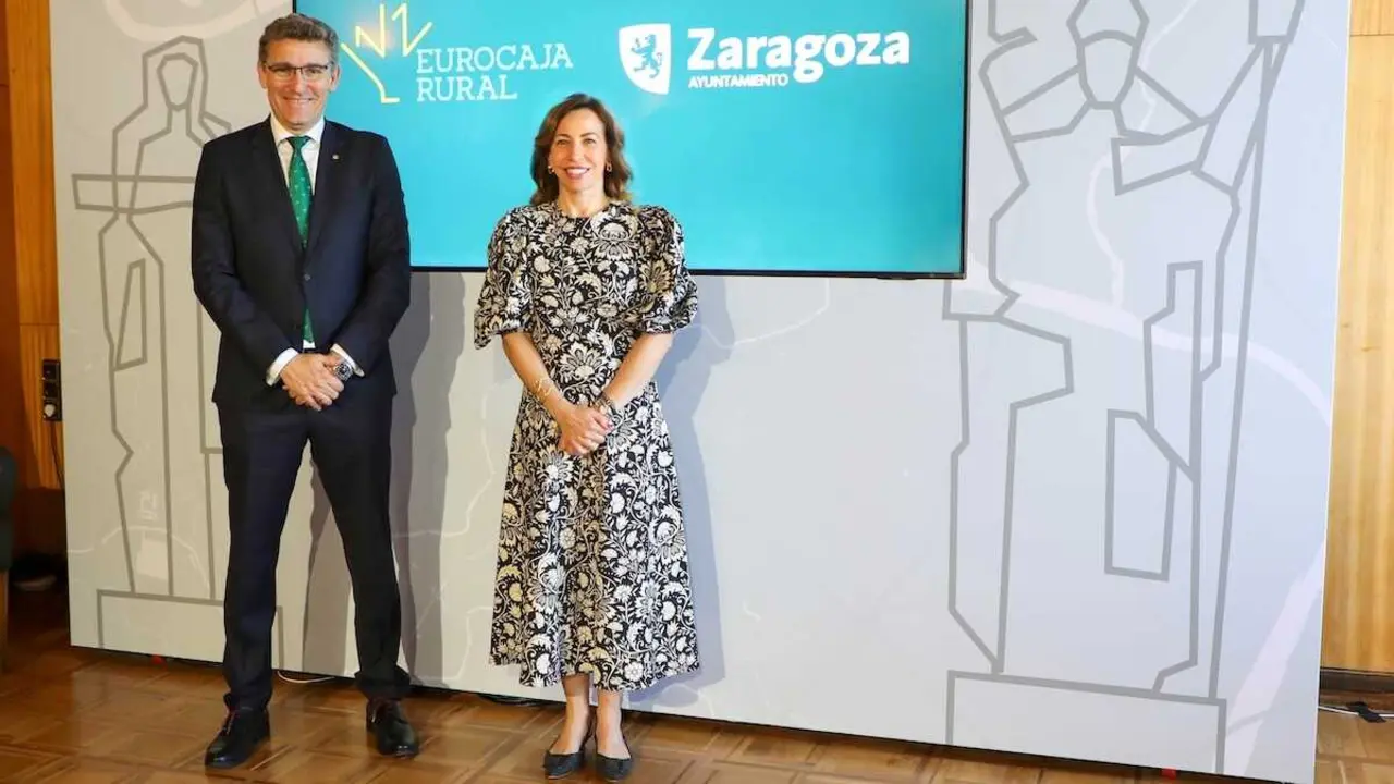 El director general de Eurocaja Rural, V&iacute;ctor Manuel Mart&iacute;n L&oacute;pez, realiz&oacute;&nbsp;una visita institucional al Ayuntamiento de Zaragoza, donde fue recibido por la alcaldesa, Natalia Chueca Mu&ntilde;oz