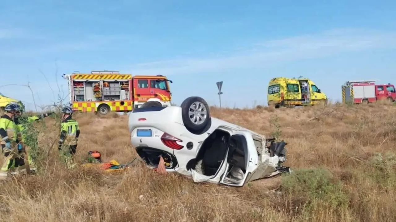 Imagen de archivo de un accidente de tr&aacute;fico con un turismo implicado tras salirse de la v&iacute;a y volcar