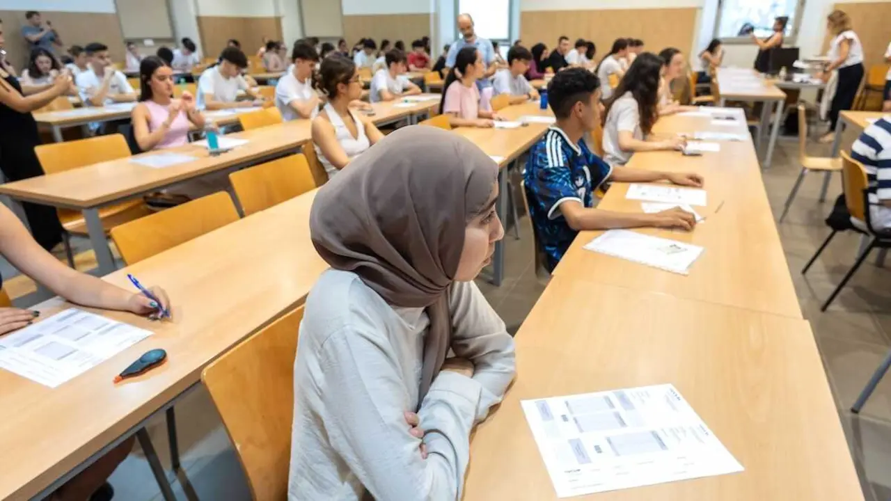 Comienzan las Pruebas de Acceso a la Universidad (PAU) en Castilla-La Mancha, a las que se han inscrito 9.976 estudiantes que realizar&aacute;n los ex&aacute;menes en 33 sedes repartidas por las provincias de Albacete, Ciudad Real, Cuenca y Toledo, ya que los de Guadalajara os realizaron la semana pasada. - EFE/&Aacute;ngeles Visd&oacute;mine, selectividad, EvAU, uclm