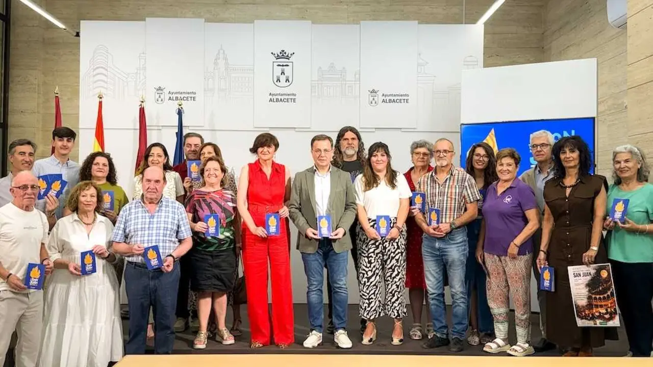 El alcalde de Albacete, Manuel Serrano, ha presentado la programaci&oacute;n de las Fiestas de San Juan 2026