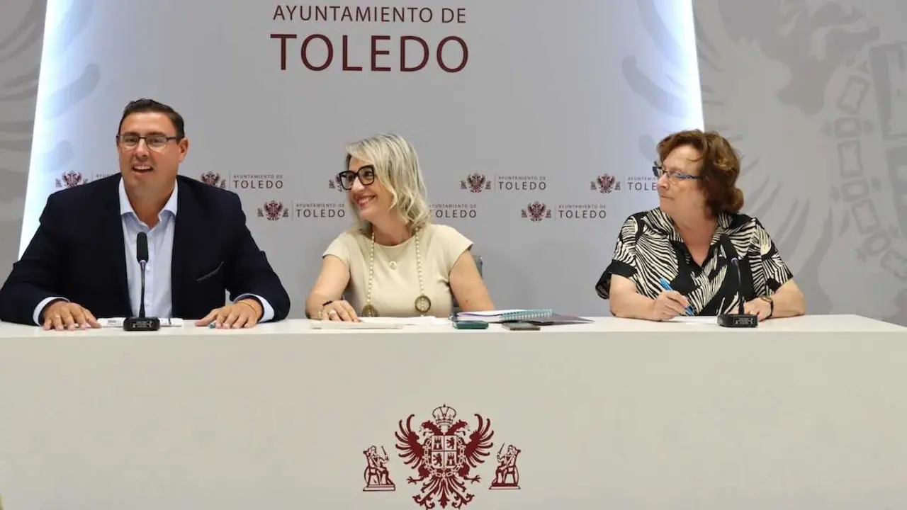 La vicealcaldesa y concejal de Seguridad Ciudadana, In&eacute;s Ca&ntilde;izares (c); la concejal de Cultura, Ana P&eacute;rez (d); y el concejal de Festejos y Juventud, Jos&eacute; Vicente Garc&iacute;a Toledano (i), durante la rueda de prensa