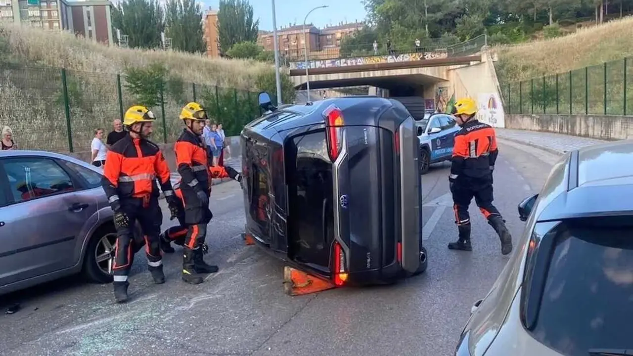 Un choque m&uacute;ltiple deja dos heridos tras volcar un coche en Cuenca