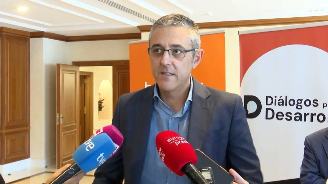 El analista pol&iacute;tico y ex secretario general Del Grupo Parlamentario Socialista en el Congreso de los Diputados, Eduardo Madina, atendiendo a los medios de comunicaci&oacute;n este martes en Toledo.