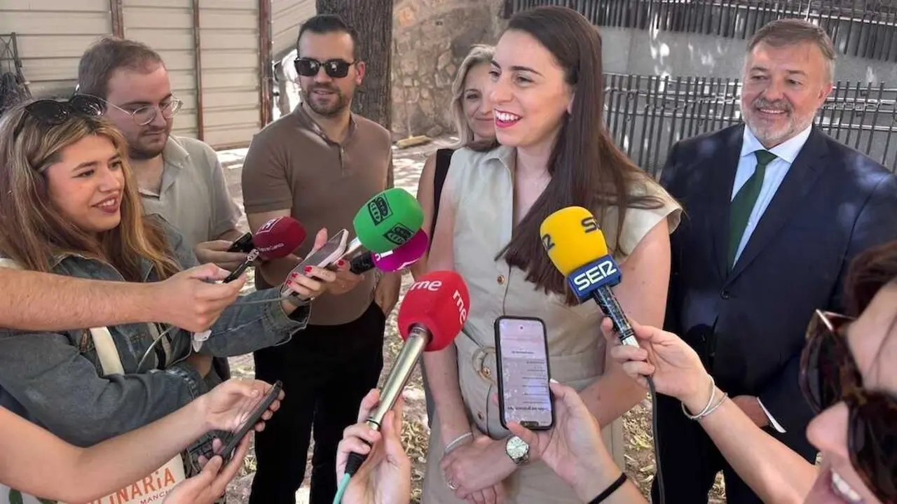 La directora general de Transportes y Movilidad del Gobierno de Castilla-La Mancha, Luc&iacute;a Balmaseda, atendiendo a los medios de comunicaci&oacute;n este martes en Cuenca - EP