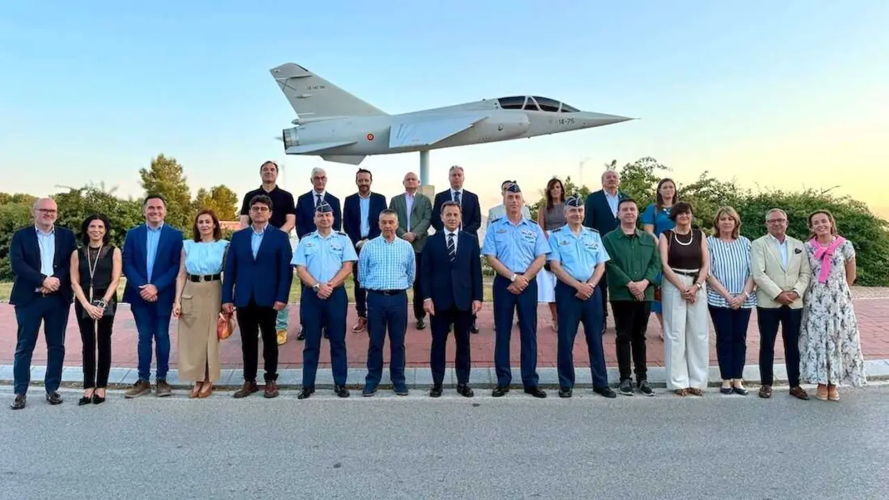 Albacete estrena el Mirage F-1 en la rotonda de la Avenida de Espa&ntilde;a