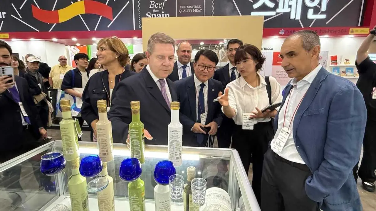 El presidente de Castilla-La Mancha, Emiliano Garc&iacute;a-Page, visita, en Se&uacute;l, la feria internacional de productos alimentarios, &lsquo;Seoul Food &amp; Hotel 2026&rsquo; que se celebra en el Centro Internacional de Exposiciones de Corea (KINTEX).