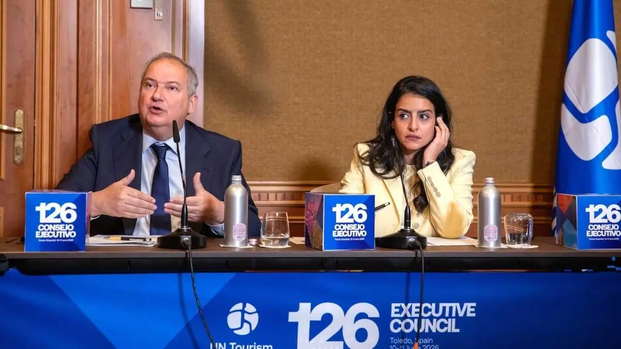 El ministro de Industria y Turismo, Jordi Hereu, junto a la secretaria general de ONU Turismo, Shaikha Nasser Al Nowais, en el marco de la celebraci&oacute;n del CXXVI Consejo Ejecutivo de ONU Turismo, que se celebra estos d&iacute;as en Toledo - EP/Juanma Jim&eacute;nez