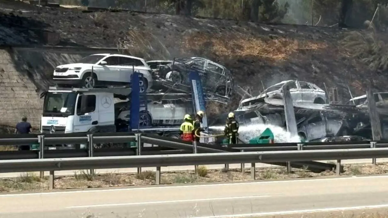 Un incendio de un cami&oacute;n porta coches corta la A-5 en Talavera de la Reina (Toledo) - Fotograf&iacute;a: CMM