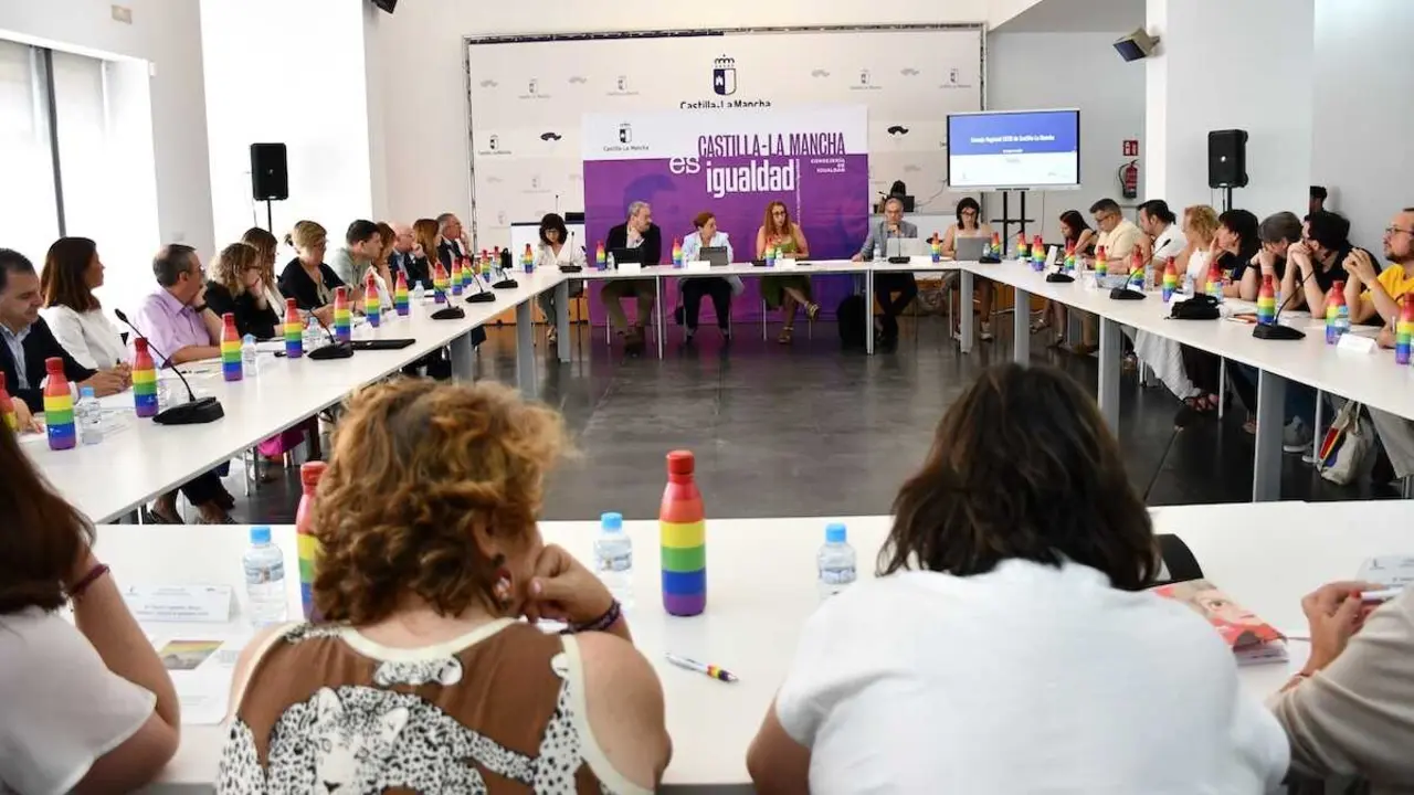 Castilla-La Mancha crea el Consejo Regional LGTBI con 110 municipios