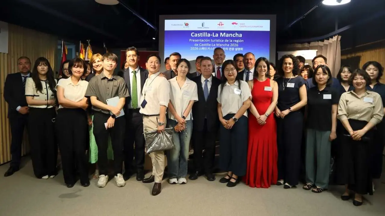 El jefe del Gobierno auton&oacute;mico, Emiliano Garc&iacute;a-Page, preside, en Se&uacute;l, el acto de presentaci&oacute;n de Castilla-La Mancha como destino tur&iacute;stico y gastron&oacute;mico. En el Instituto Cervantes de Se&uacute;l.