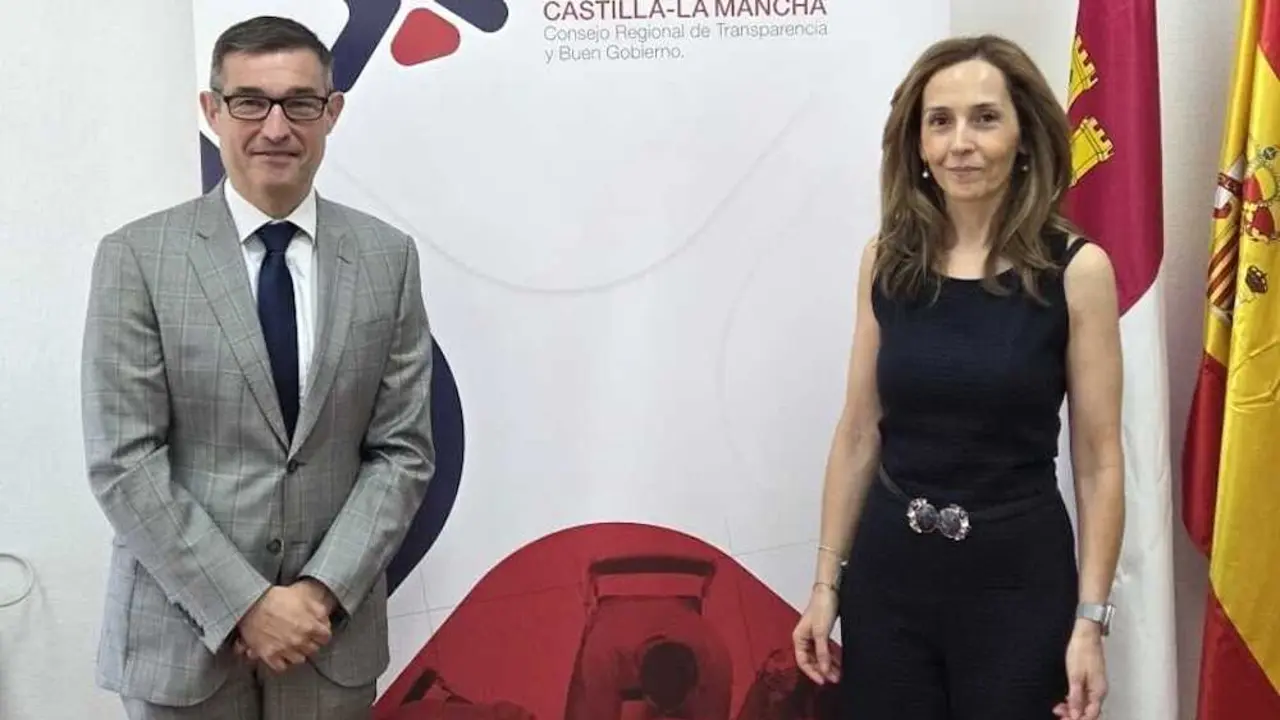 Fernando Mu&ntilde;oz Jim&eacute;nez, presidente del Consejo Regional de Transparencia y Buen Gobierno, y Bel&eacute;n L&oacute;pez Donaire, en representaci&oacute;n del OISP, durante la firma del convenio de colaboraci&oacute;n.