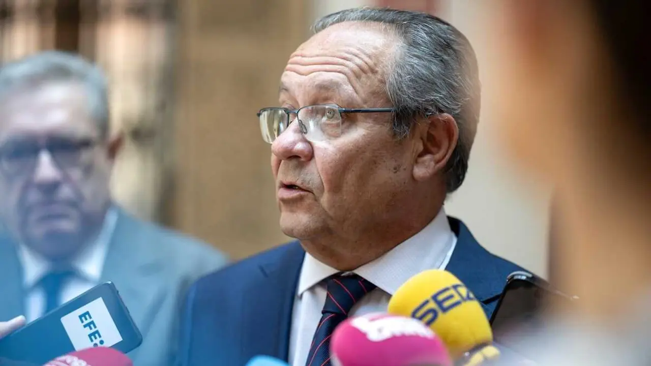 El consejero de Hacienda, Administraciones P&uacute;blicas y Transformaci&oacute;n Digital, Juan Alfonso Ruiz Molina, atendiendo a los medios de comunicaci&oacute;n este jueves en Toledo.