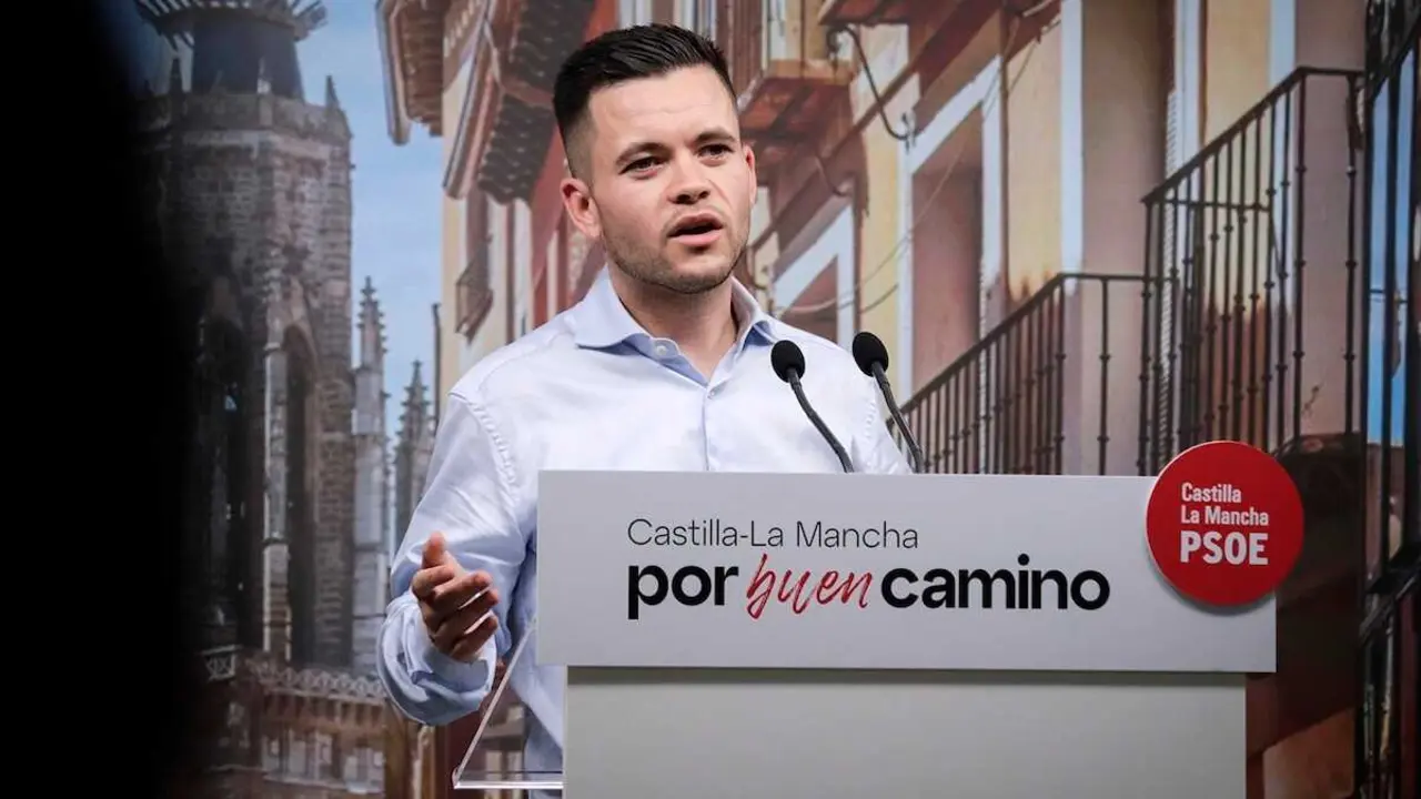 El diputado regional del PSOE, &Aacute;lvaro Toconar, durante la rueda de prensa que ha ofrecido en la sede de los socialistas en Toledo.