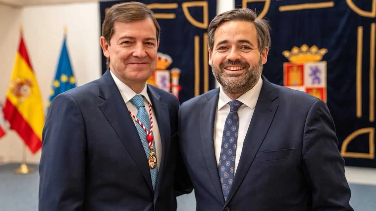 El presidente del PP Castilla-La Mancha, Paco N&uacute;&ntilde;ez, en la toma de posesi&oacute;n de Alfonso Fern&aacute;ndez Ma&ntilde;ueco como presidente de Castilla y Le&oacute;n.