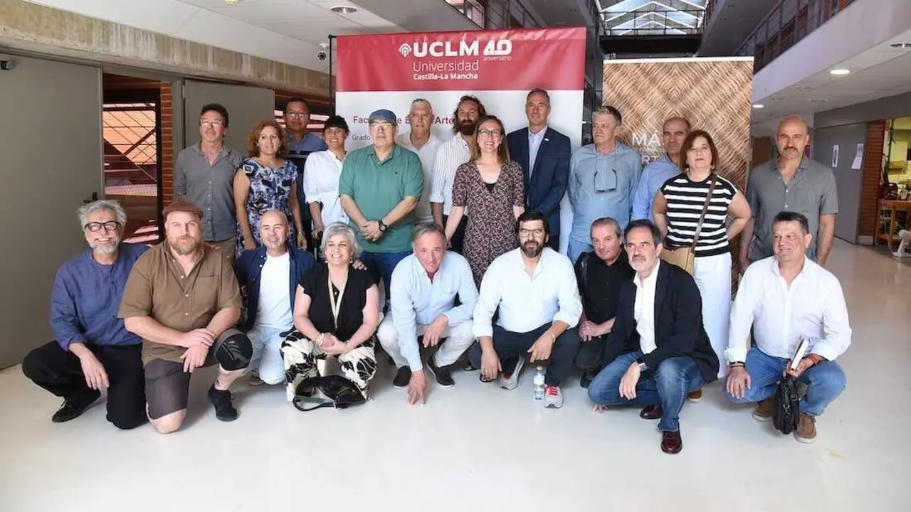 La directora general de Turismo, Comercio y Artesan&iacute;a, Arantxa P&eacute;rez, ha participado, en la Facultad de Bellas Artes de la UCLM, en Cuenca, en el acto de clausura de la segunda promoci&oacute;n del M&aacute;ster de Artesan&iacute;a y Dise&ntilde;o Contempor&aacute;neo.